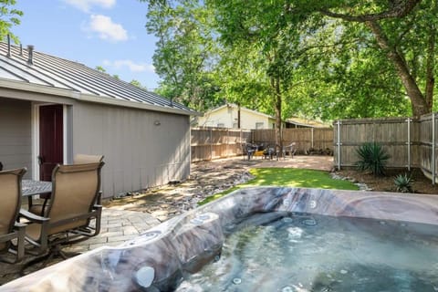 Wine Country Getaway with Hot Tub House in Fredericksburg