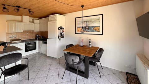 Kitchen or kitchenette, Dining area, dishwasher, minibar, pet friendly, stove