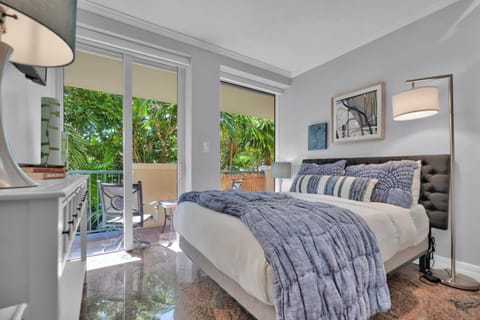 Treetop Retreat! Cozy 2 Bedroom In Heart Of Grove Condo in Coconut Grove