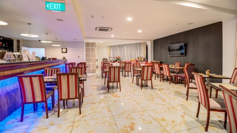 Restaurant/places to eat, Lounge or bar