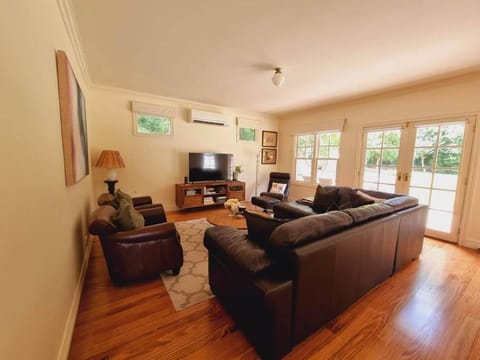 Noonan House, 5 bedrooms. Hop & skip to town House in Woodend