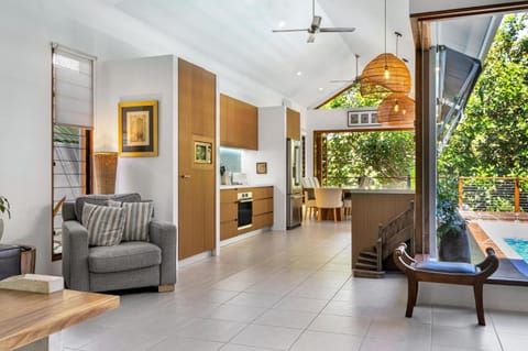 Belle Escapes Luxury Reef Villa Palm Cove Chalet in Palm Cove