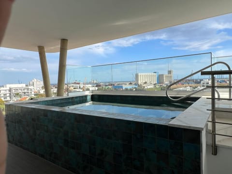 YAMAS Urban Living Sunny Pool Penthouse Copropriété in Limassol City