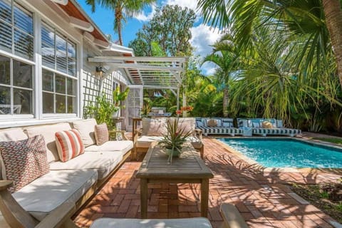 Tropical Estate w/ Guesthouse & Pool. Sleeps 8! Villa in West Palm Beach
