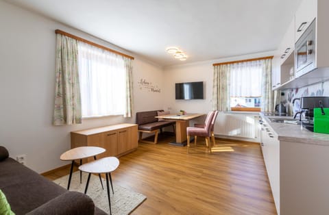 Kitchen or kitchenette, Seating area, Dining area