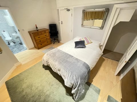Room with private bathroom and shared kitchen Vacation rental in Croydon