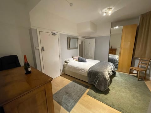 Room with private bathroom and shared kitchen Vacation rental in Croydon
