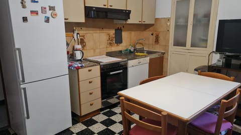 Kitchen or kitchenette, Dining area, dishwasher, minibar, oven, pet friendly, stove