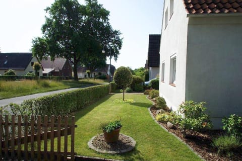 Property building, Neighbourhood, Garden, Garden view, Street view