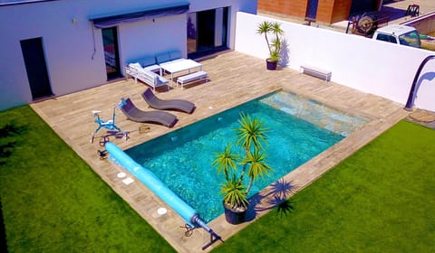 Property building, Day, Garden view, Pool view, Swimming pool, sunbed