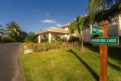 VILLA BAHIA POOL JACUZZI BILLIARDS AND MAiD Villa in Punta Cana