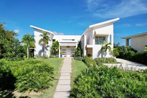 Hacienda 51 5BR lakefront villa with cook maid and golf cart Villa in Punta Cana
