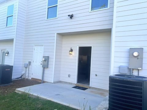 Brand NEW HOME mins to airport Condo in College Park