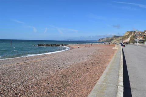 Paradise Heights Apartamento in West Bay, UK