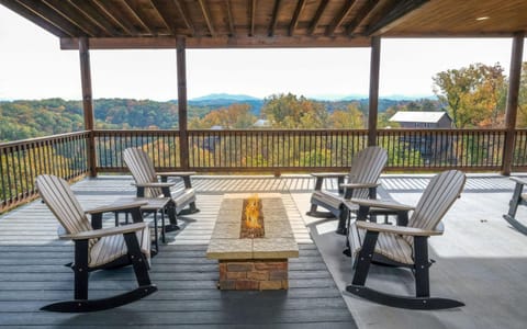 Paradise Mountain Retreat Villa in Pigeon Forge