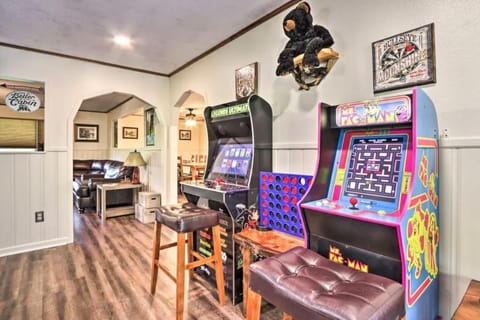 Cozy & Secluded Mountainside Retreat Game Room, WiFi, Hot Tub, Dogs OK House in Pigeon Forge