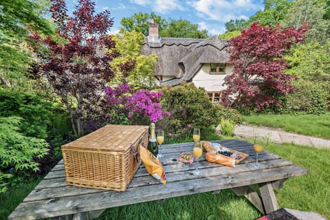 The Cottage, Beautiful New Forest 5 Bedroom Thatched Cottage House in New Forest District