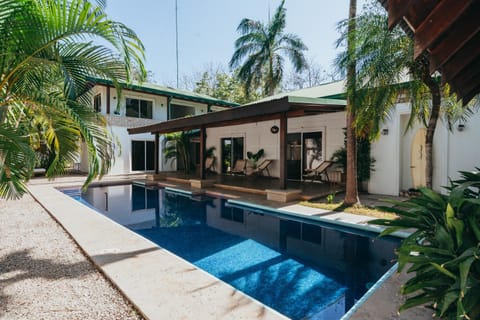 Property building, Garden, Swimming pool, Swimming pool, sunbed