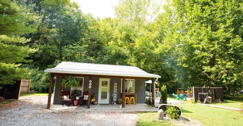 Snoozy Snail Cottage House in Indiana