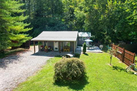 Snoozy Snail Cottage House in Indiana