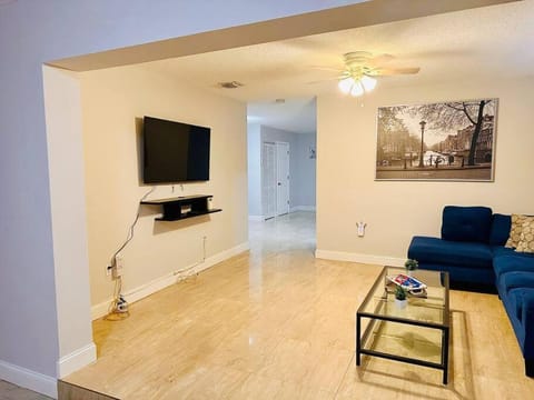 Beautiful large Home with parking & backyard. Apartment in Coral Gables