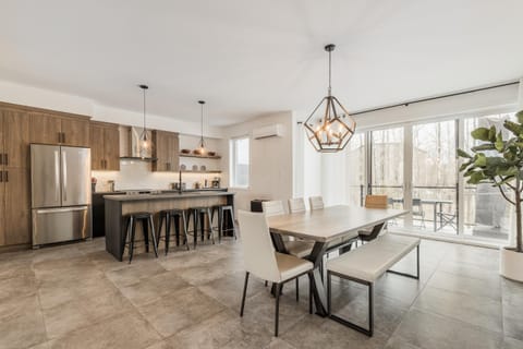 Kitchen or kitchenette, Dining area