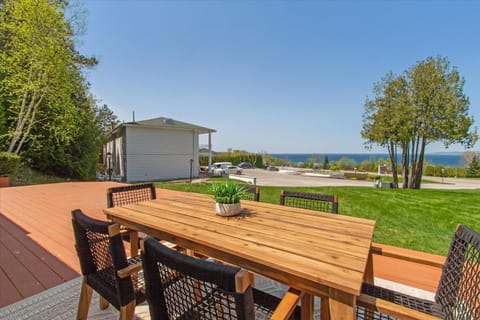 Lake Front home 5Min to DTPetoskey W D Fireplace King Haus in Petoskey