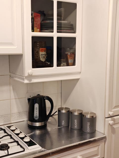 Coffee/tea facilities, Kitchen or kitchenette, stove, toaster