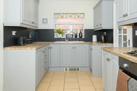 Stylish 3 Bed House Near Hospital, Racecourse, Free Parking Apartment in Doncaster