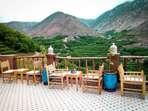 Spring, Day, Natural landscape, Seating area, Dining area, Mountain view