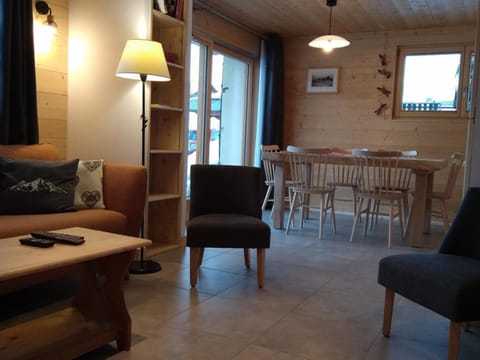 Appartement 6 pers, 3 ch, centre village, avec WIFI et poêle à granules - FR-1-733-85 Apartment in Notre-Dame-de-Bellecombe