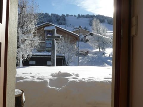 Appartement 6 pers, 3 ch, centre village, avec WIFI et poêle à granules - FR-1-733-85 Apartment in Notre-Dame-de-Bellecombe