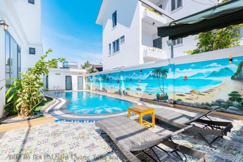 Property building, Patio, Day, Pool view, Swimming pool, sunbed