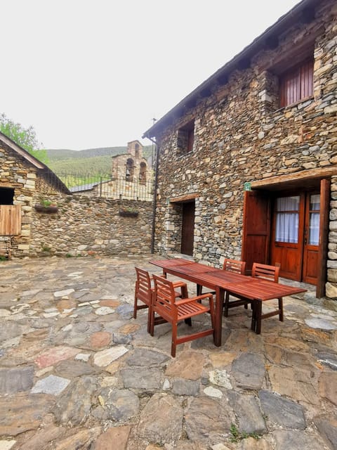 Property building, Patio, Day, Natural landscape, Landmark view, Mountain view