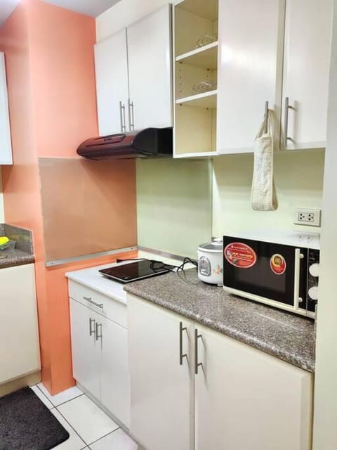 Lovely, Modern & Spacious 2BR Condo with Netflix and Pool Access at San Juan near Greenhills! Condo in Quezon City