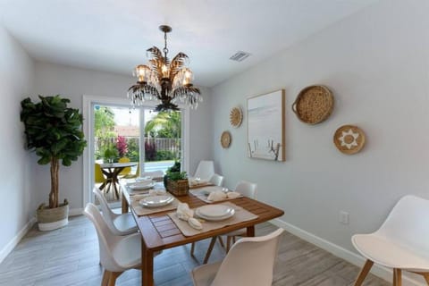 Modern Comfortable Stay!Sleeps 8! Villa in West Palm Beach