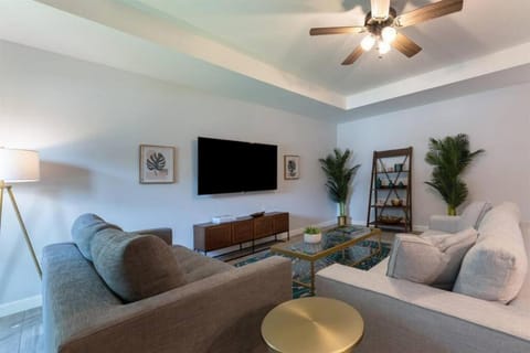 Modern Comfortable Stay!Sleeps 8! Villa in West Palm Beach