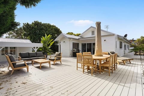 Hillside Hamptons Indoor Fire and Fire Pit House in Terrigal