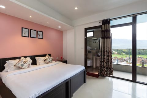 Rose 3BHK by Wabi Sabi Stays with Private Balcony Condominio in Rishikesh