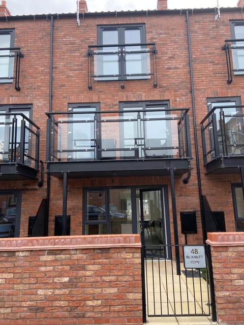 Modern 3 Bed Town House Marina Hull Condo in Hull