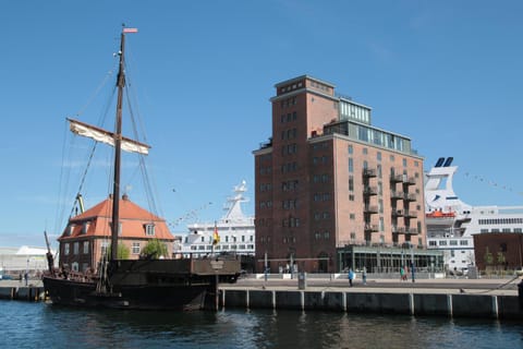 Property building, Nearby landmark, Lake view, Landmark view