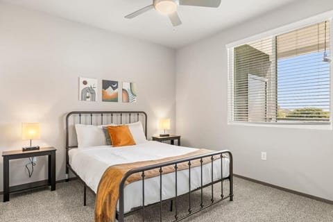 TWO Modern Westgate CozySuites by stadium w pool Appartamento in Glendale