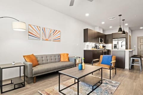 TWO Modern Westgate CozySuites by stadium w pool Appartement in Glendale