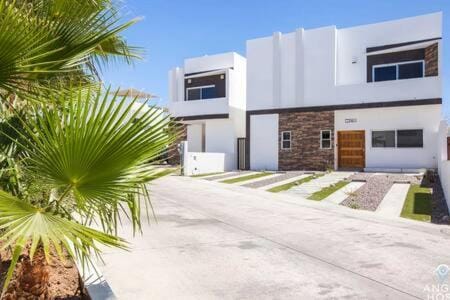 NEW Gated Community Home Pool BBQ Beach 5 mins House in La Paz