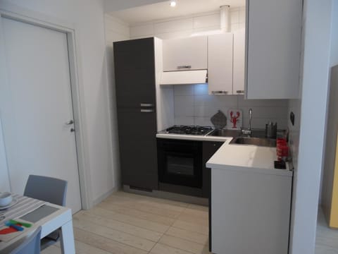 Kitchen or kitchenette, Dining area, oven, stove