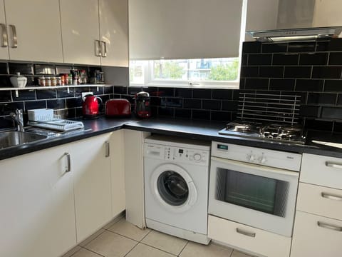 Kitchen or kitchenette, pet friendly, stove, toaster, washing machine