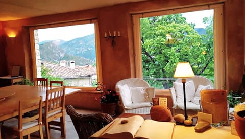 View (from property/room), Balcony/Terrace, Kitchen or kitchenette, Seating area, Dining area, Communal kitchen, Mountain view