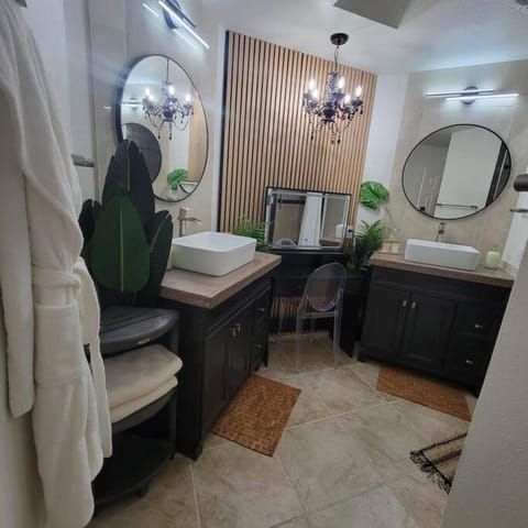 The Ritz Spa Sanctuary hot tub/patio/fam/pet House in Las Cruces