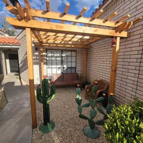 The Ritz Spa Sanctuary hot tub/patio/fam/pet House in Las Cruces