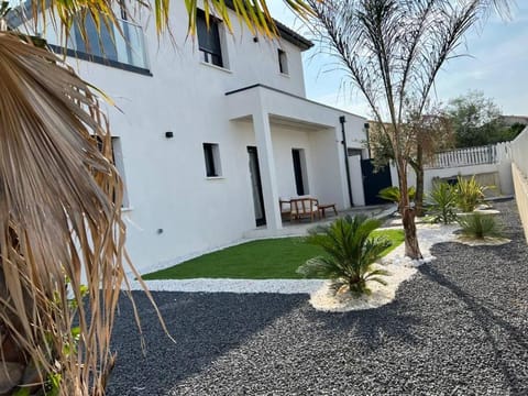 Villa piscine à débordement Villa in Occitanie